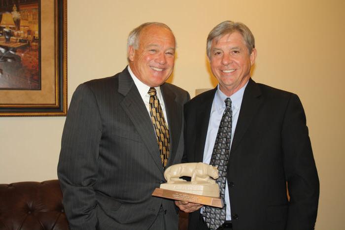 Dan Kohlhepp '69 receiving the Distinguished Ambassador Award from Ryan McCombie '70